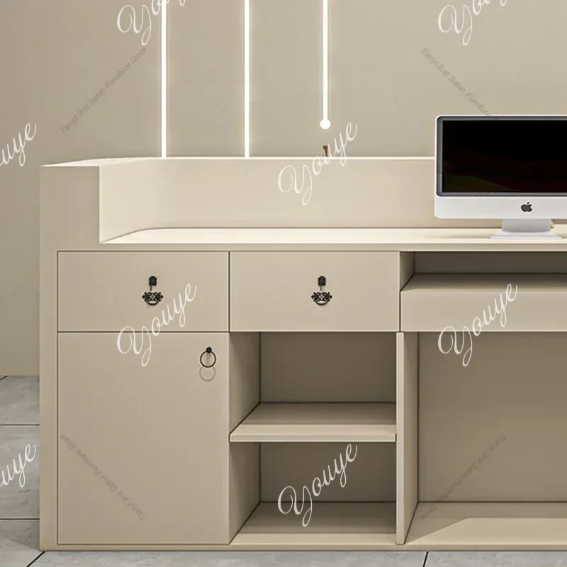 Q Italian Style Clothing Store - Office Furniture Store recension och pris